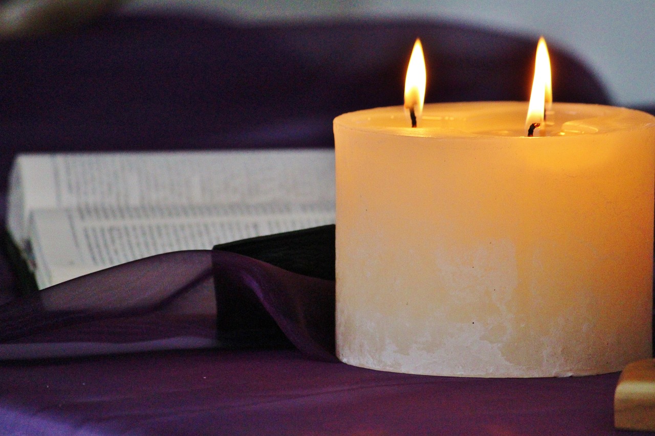 amber soy candle with wooden wick