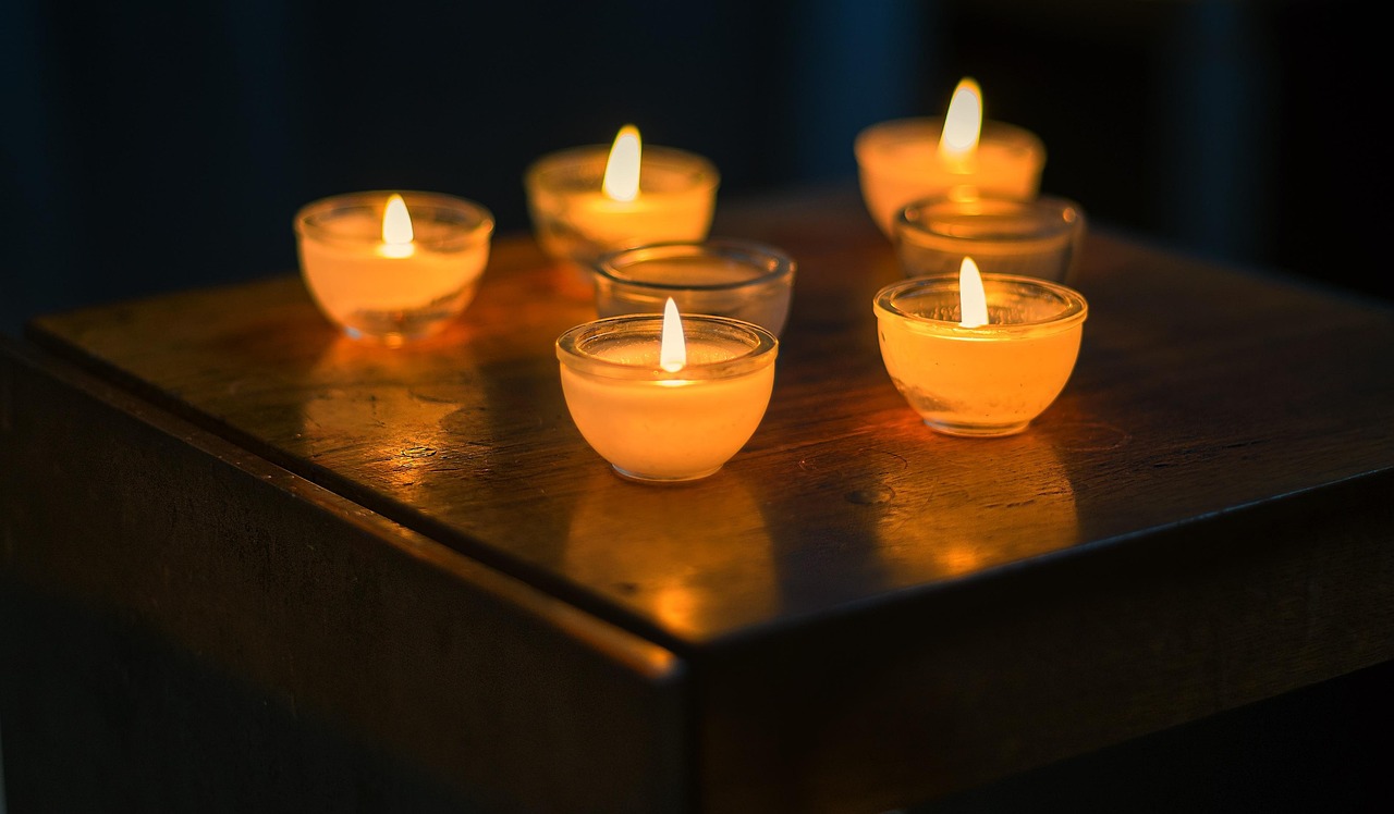 amber soy candle with wooden wick